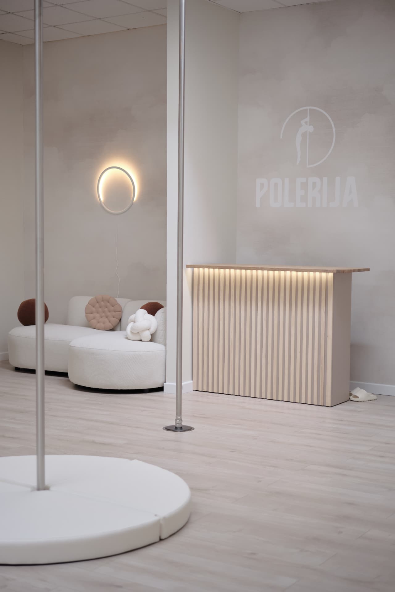 Lesena recepcija studia Polerija
